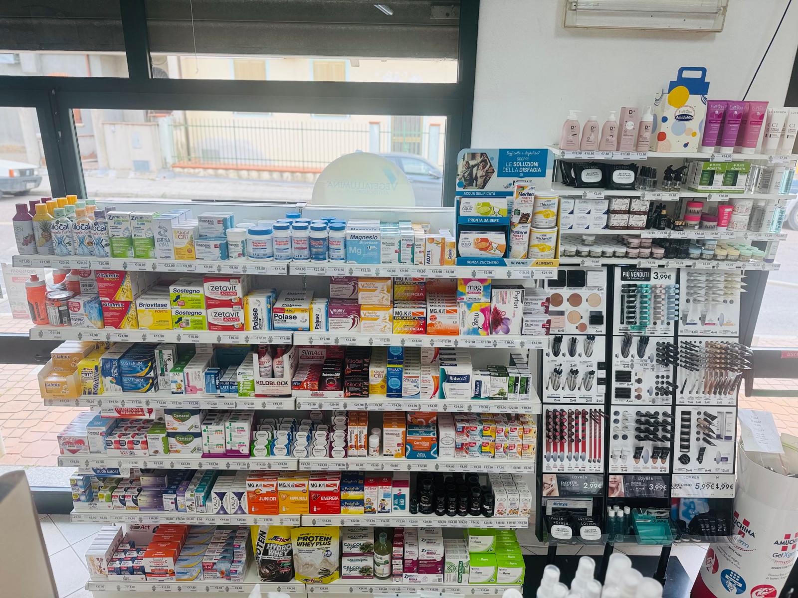 Scaffali con farmaci da banco e dispositivi nella Parafarmacia Tertenia