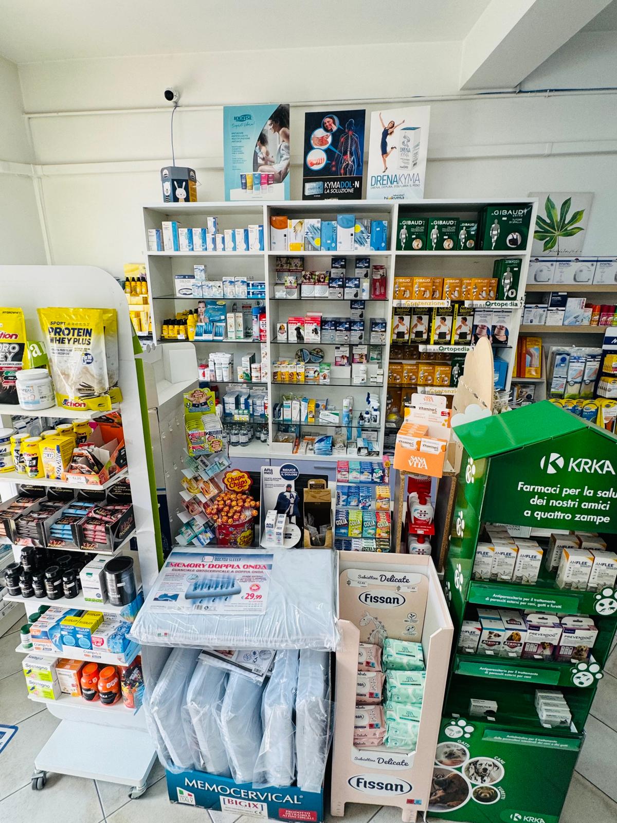 Integratori e prodotti sportivi esposti in Parafarmacia Tertenia