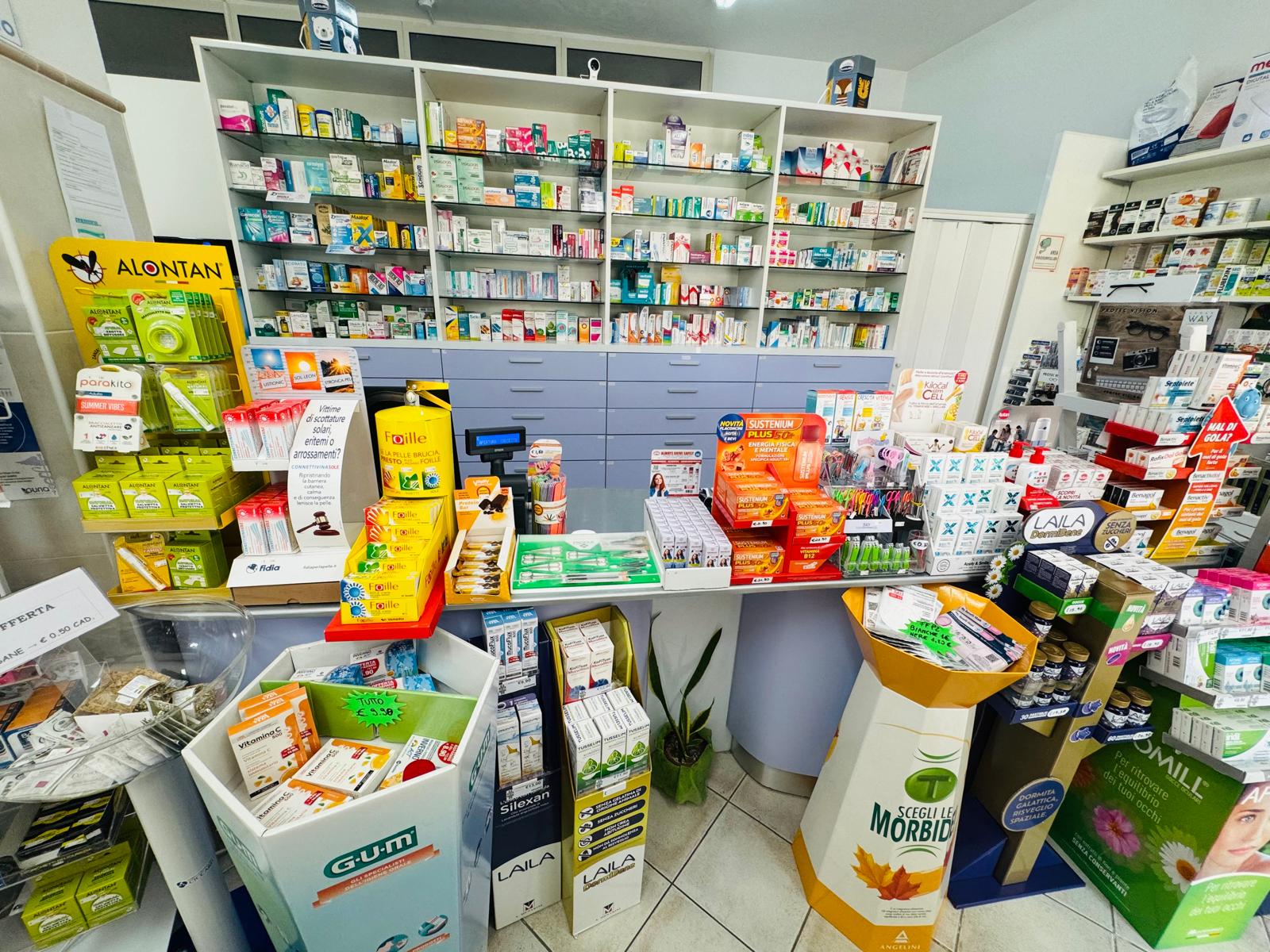 Interno della Parafarmacia Tertenia con banco e espositori ben forniti