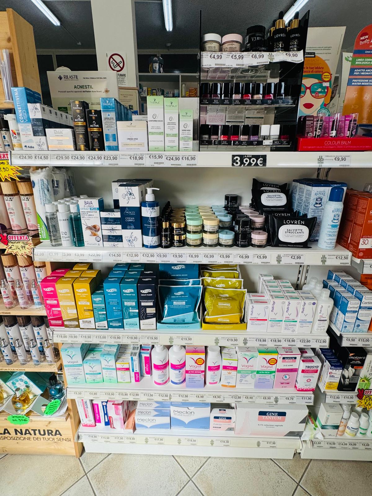 Scaffali e prodotti esposti nella Parafarmacia a Tertenia: integratori, fitoterapia, dermocosmesi e articoli per la salute